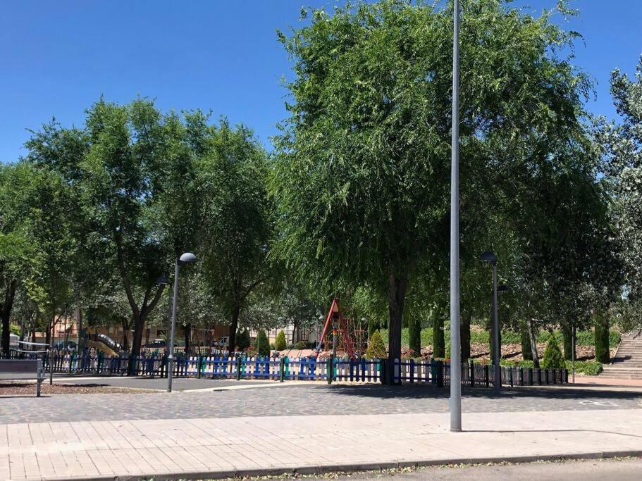 Vut El Parque -Con Piscina En Verano - Aparcamiento En Calle Y Parking Gratis En El Centro Ciudad Real Exterior foto