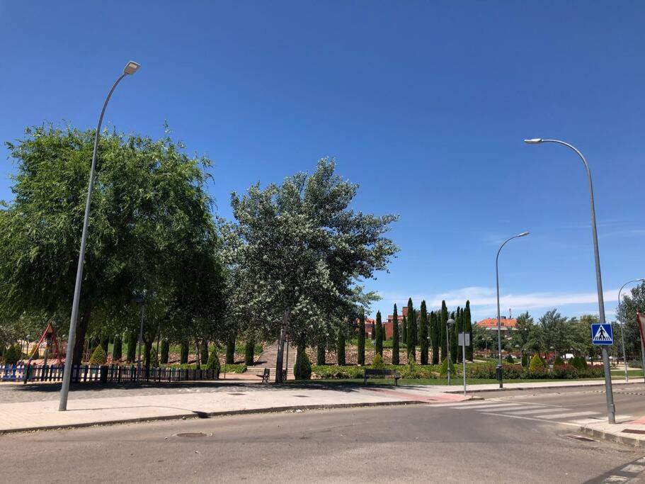 Vut El Parque -Con Piscina En Verano - Aparcamiento En Calle Y Parking Gratis En El Centro Ciudad Real Exterior foto